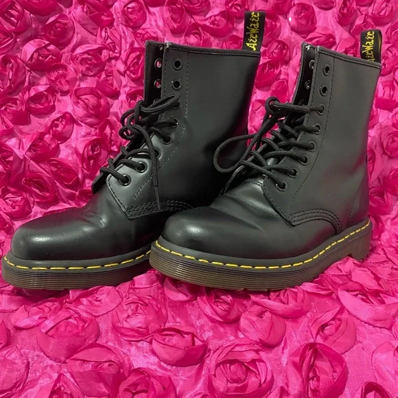 Dr Martens Modern Classics Smooth 1460 8-Eye Boots - Picture 4 of 10